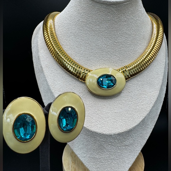 LOT 1580 18K gold plated Yves Saint Laurent set clip on earrings and a necklace - Picture 1 of 7